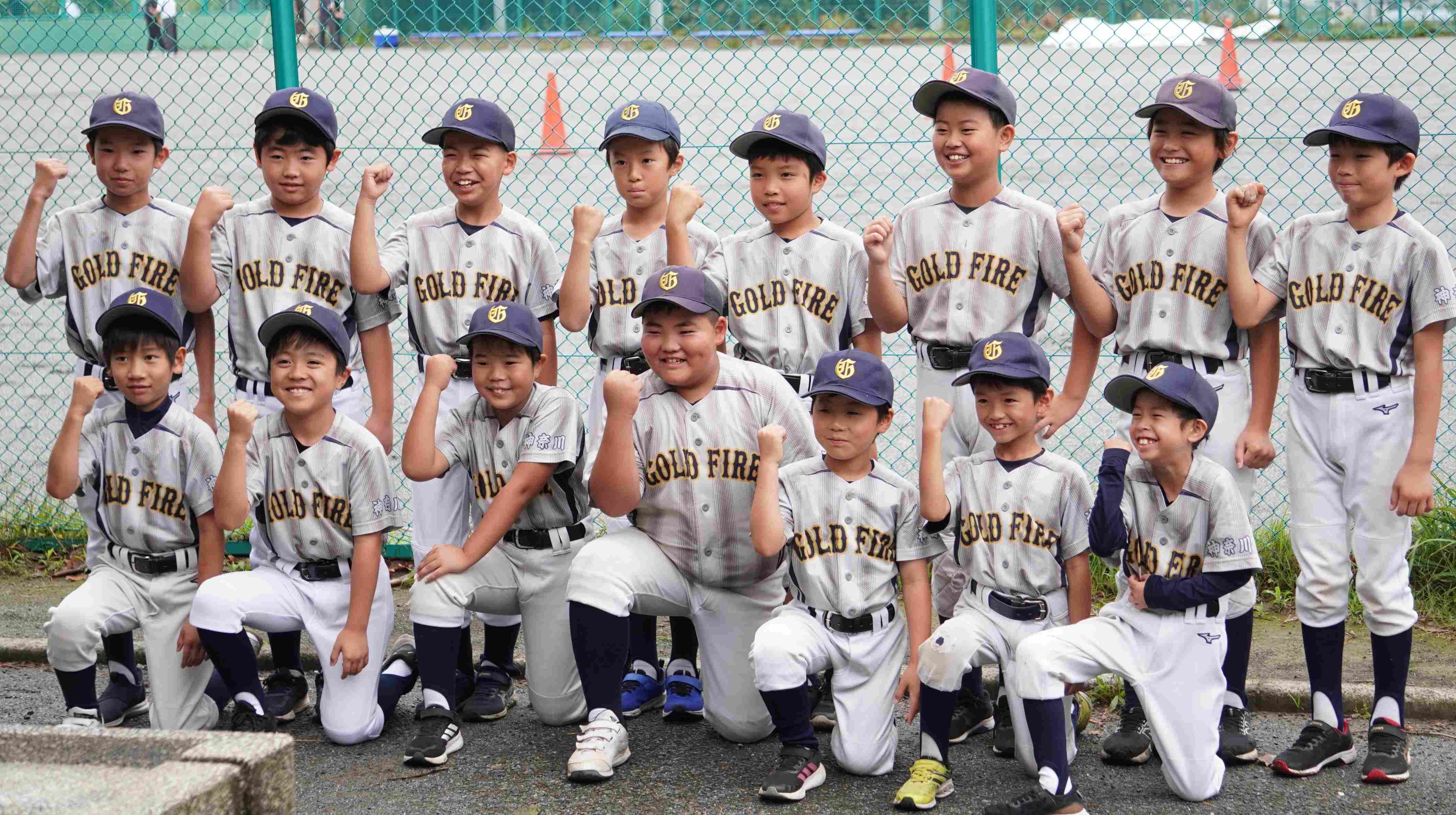 試合前に集合写真撮影に応じる反町ゴールドファイヤーの選手たち