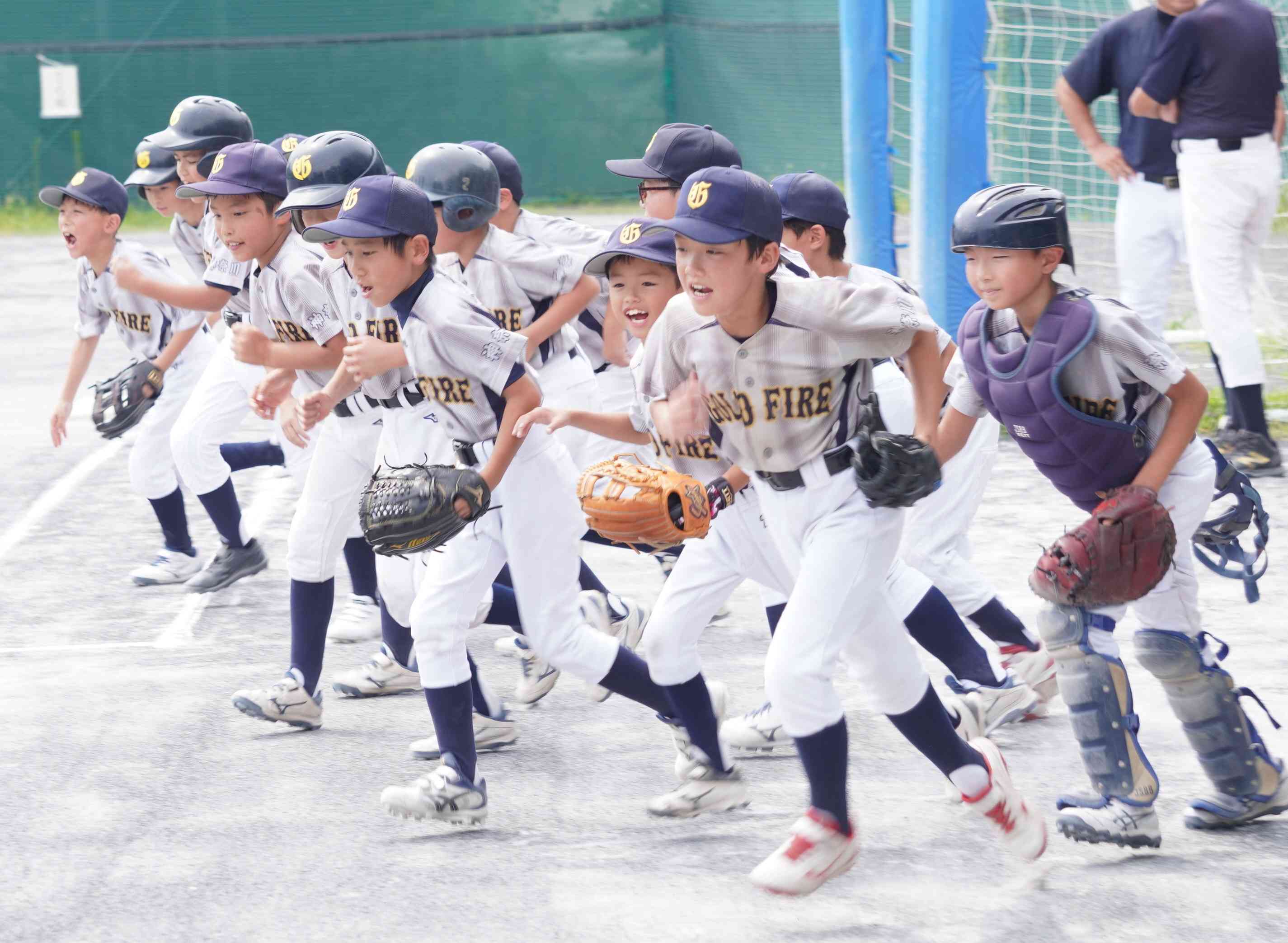 グラウンドに集まる反町ゴールドファイヤーの選手たち