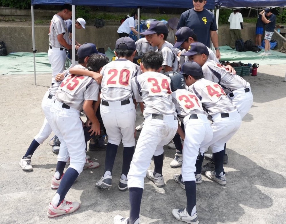 試合前に円陣を組む反町ゴールドファイヤーの選手たち