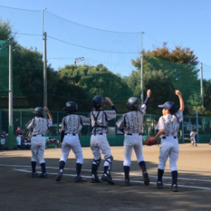 グラウンドで野球を楽しむ反町ゴールドファイヤーの選手たち